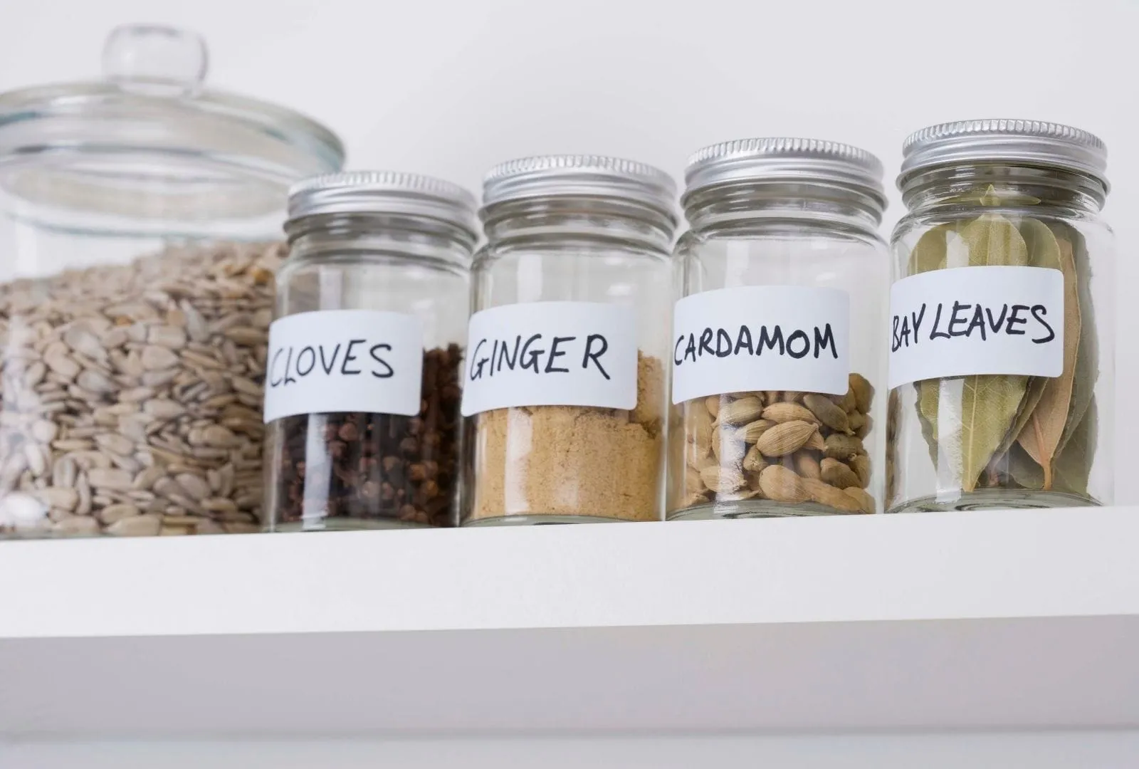 Cloves ginger cargamon on shelf